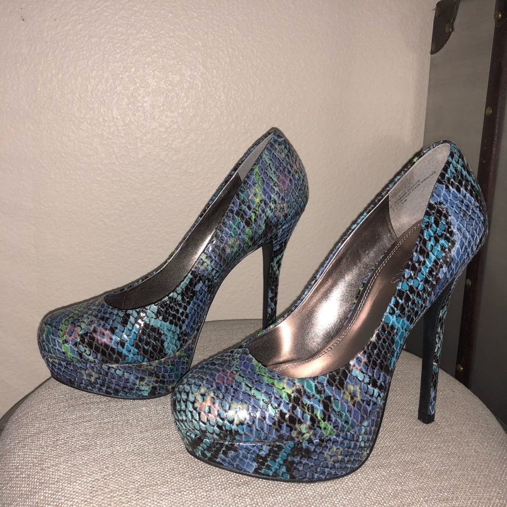 *new*  blue snakeskin heels